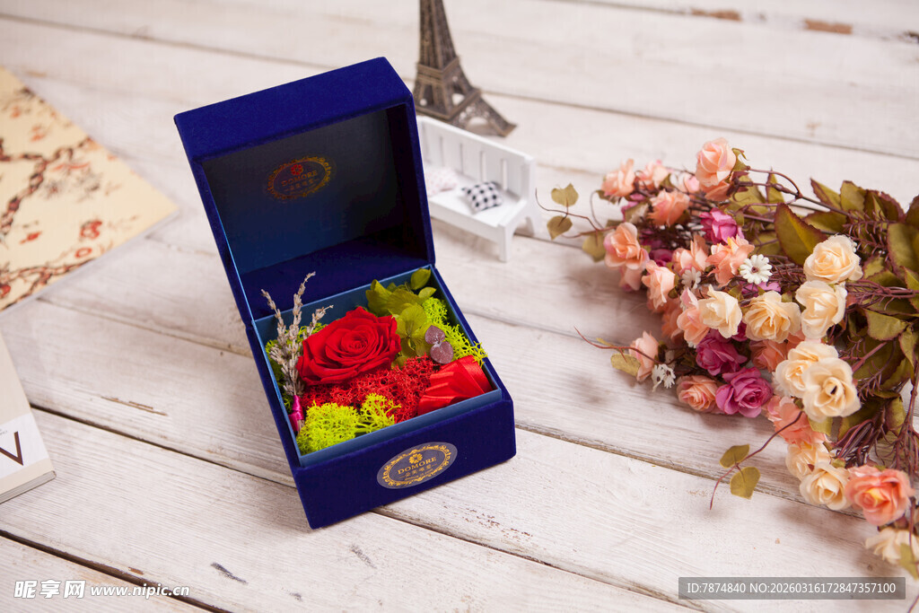 工艺品蓝色礼盒中的多彩永生花
