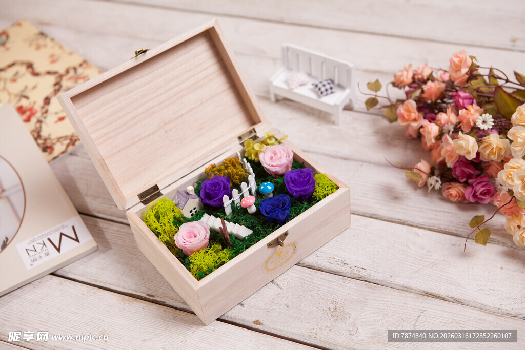 工艺品木盒中的多彩鲜花