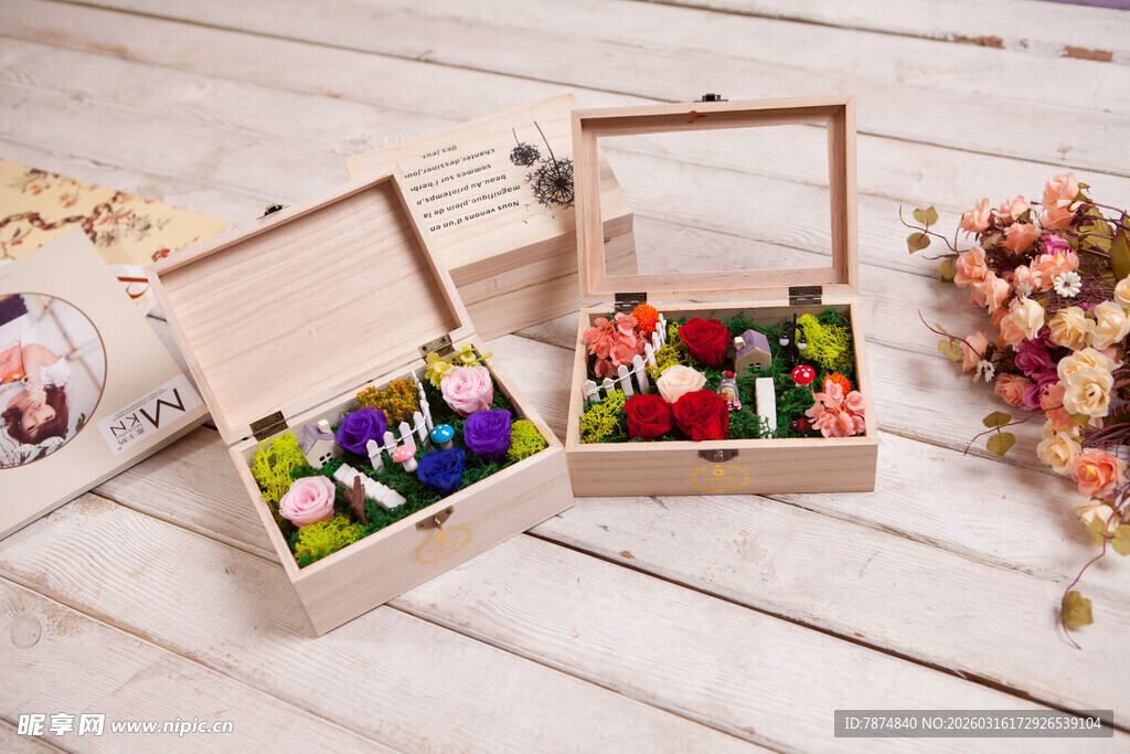 工艺品精致木盒中的多彩鲜花