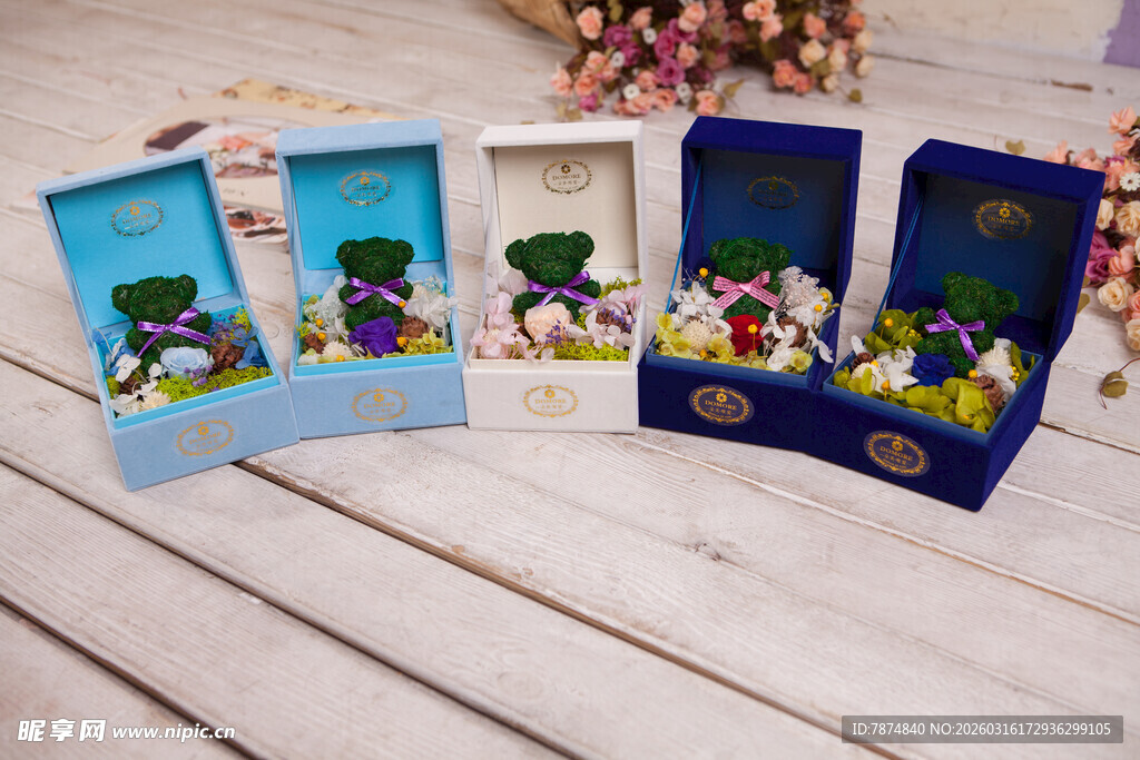 工艺品多彩盒装玩偶展示