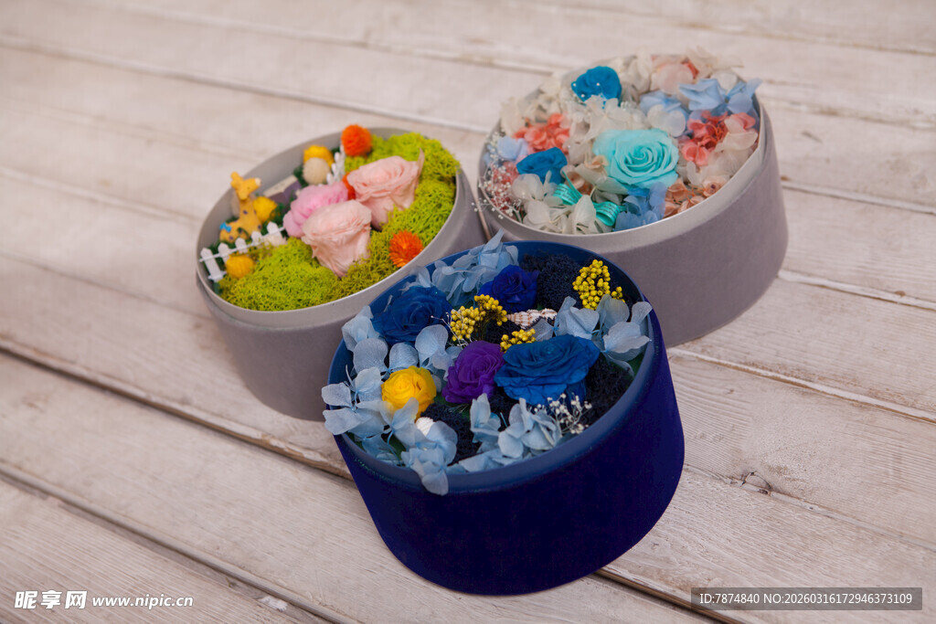 工艺品多彩花卉装饰的精美容器