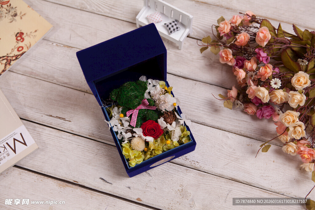 工艺品精致首饰盒中的多彩珠宝