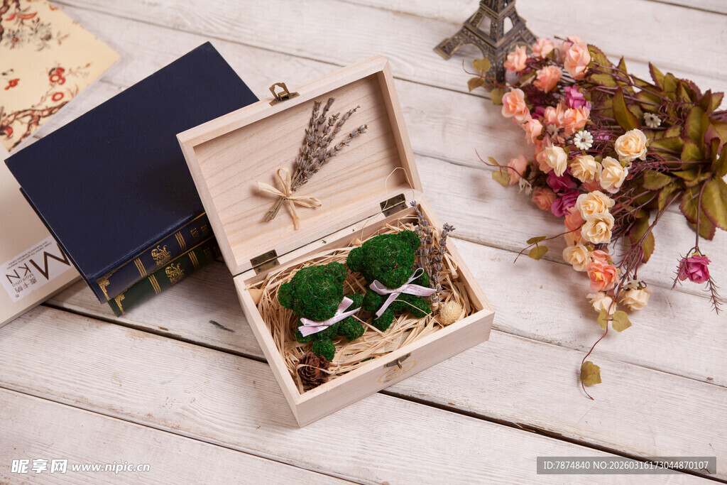 工艺品精致首饰盒与干花摆件