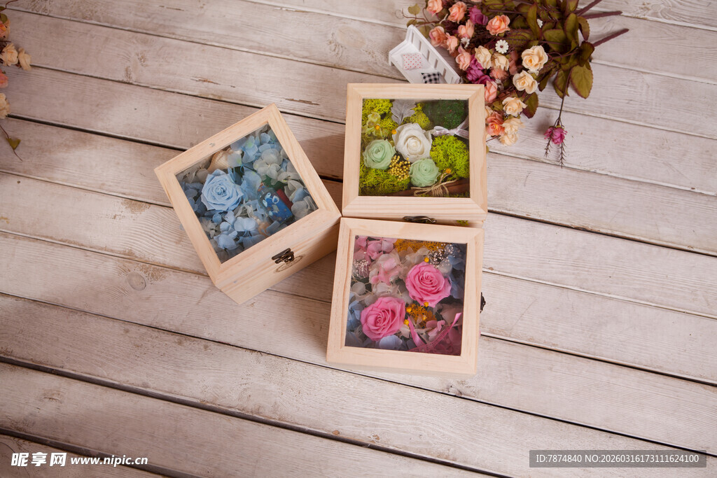 木质相框中的多彩花卉