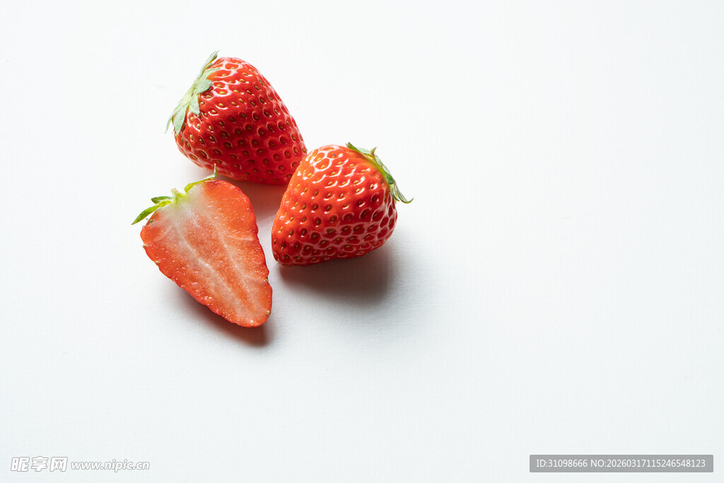 三颗新鲜草莓特写
