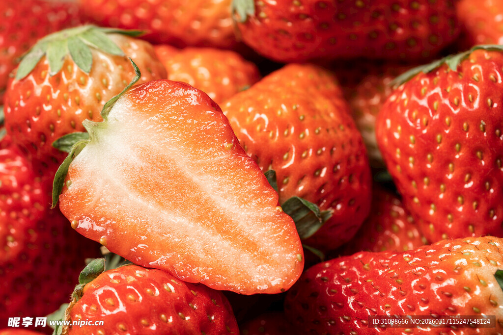新鲜诱人的草莓
