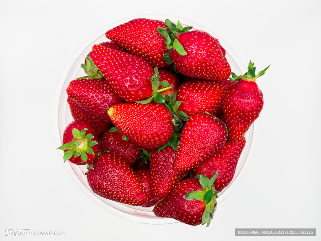 新鲜草莓满满一碗