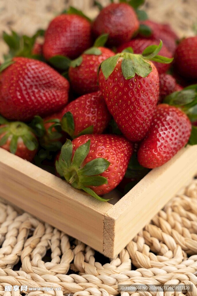 木盒中的新鲜草莓