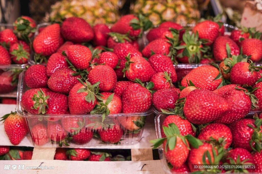 新鲜诱人的草莓