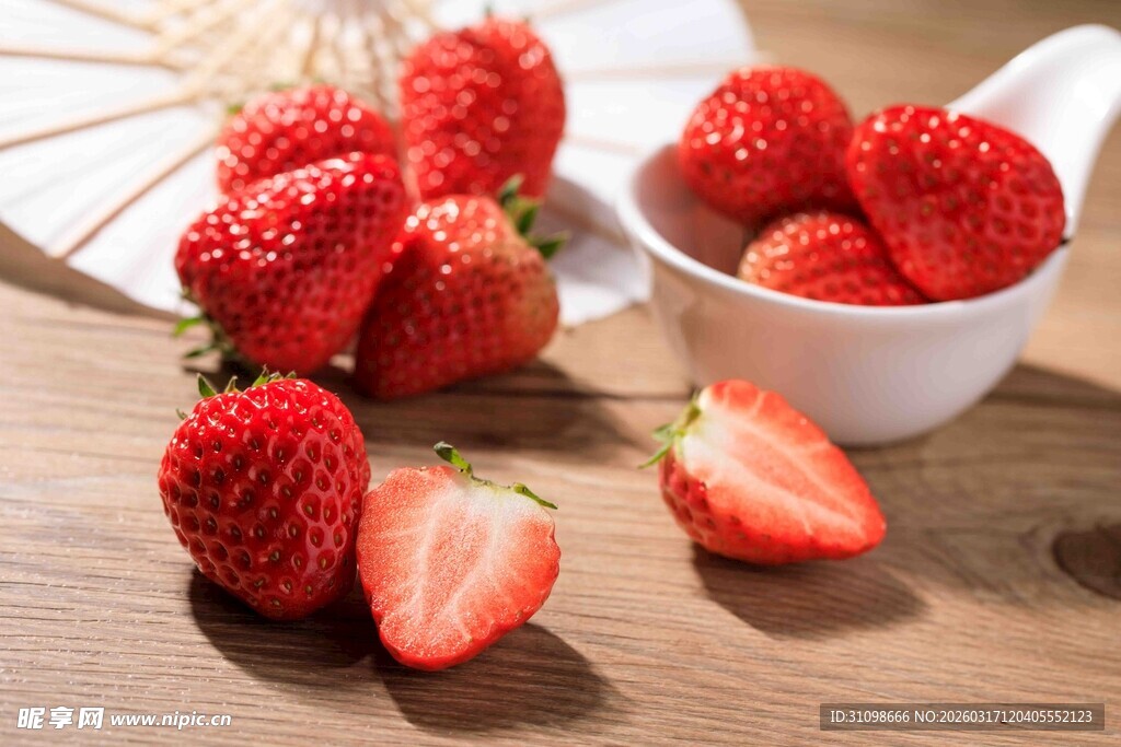 新鲜草莓摆放在木桌上