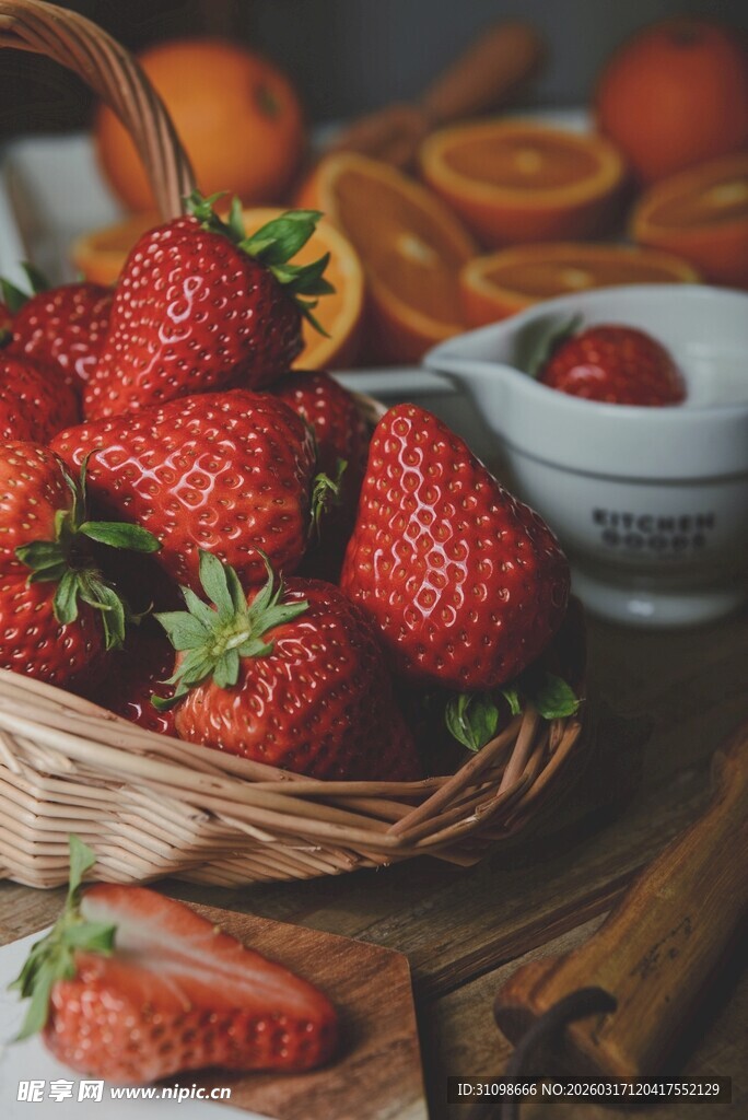 一篮新鲜草莓的缤纷画面