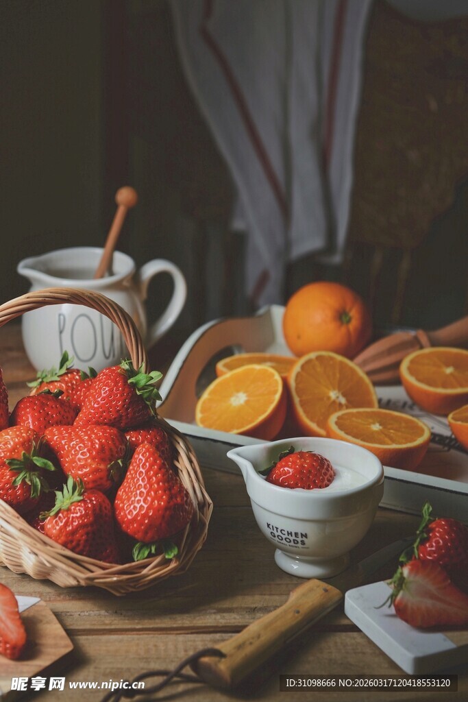 美味鲜果与精致餐具组合