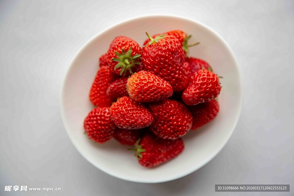 碗中新鲜诱人的红草莓