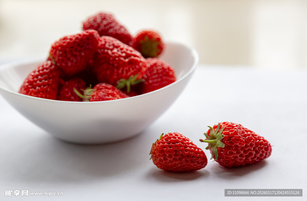 饱满诱人的新鲜草莓