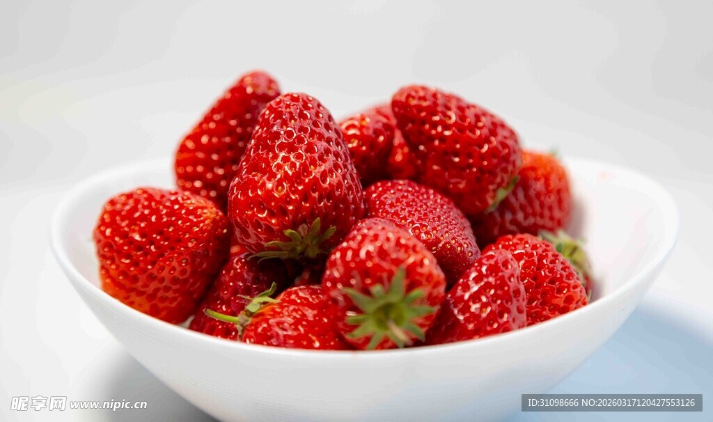 白碗中的新鲜红草莓