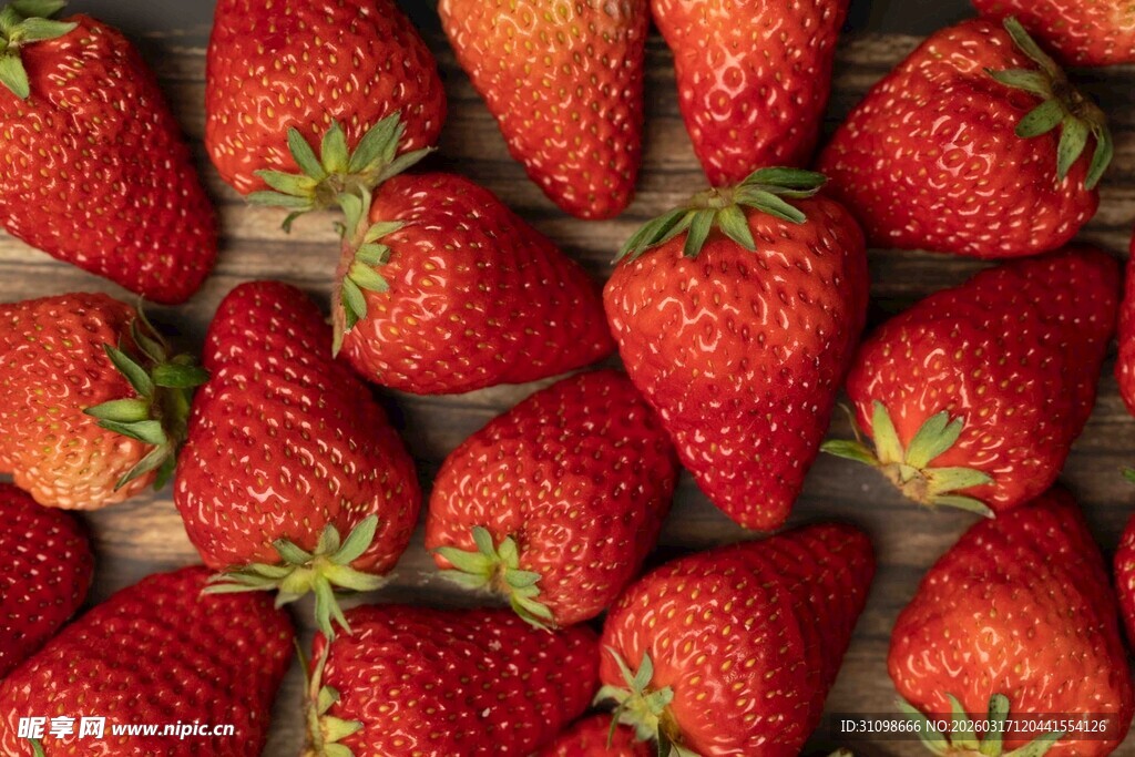 新鲜饱满的草莓堆叠