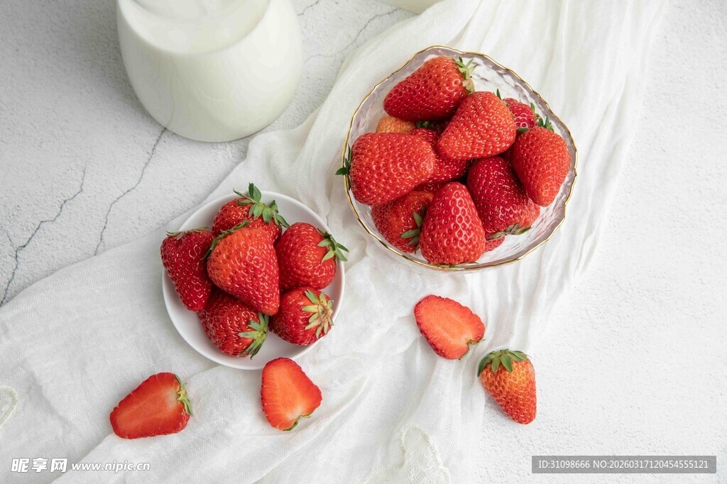 新鲜草莓与牛奶的美味组合
