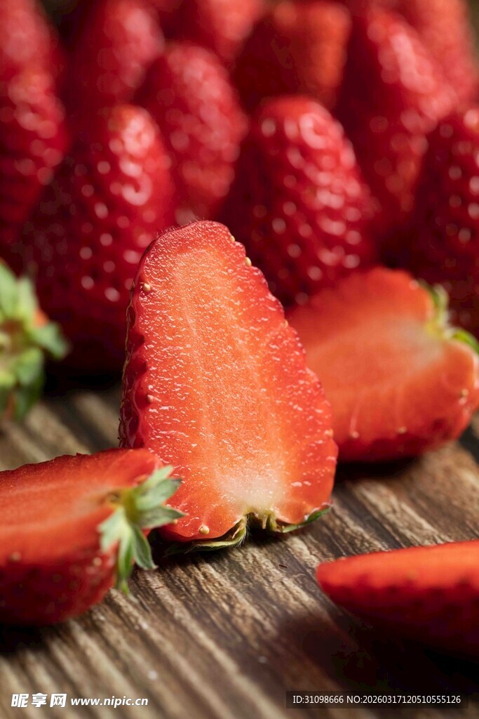 新鲜诱人的切片草莓