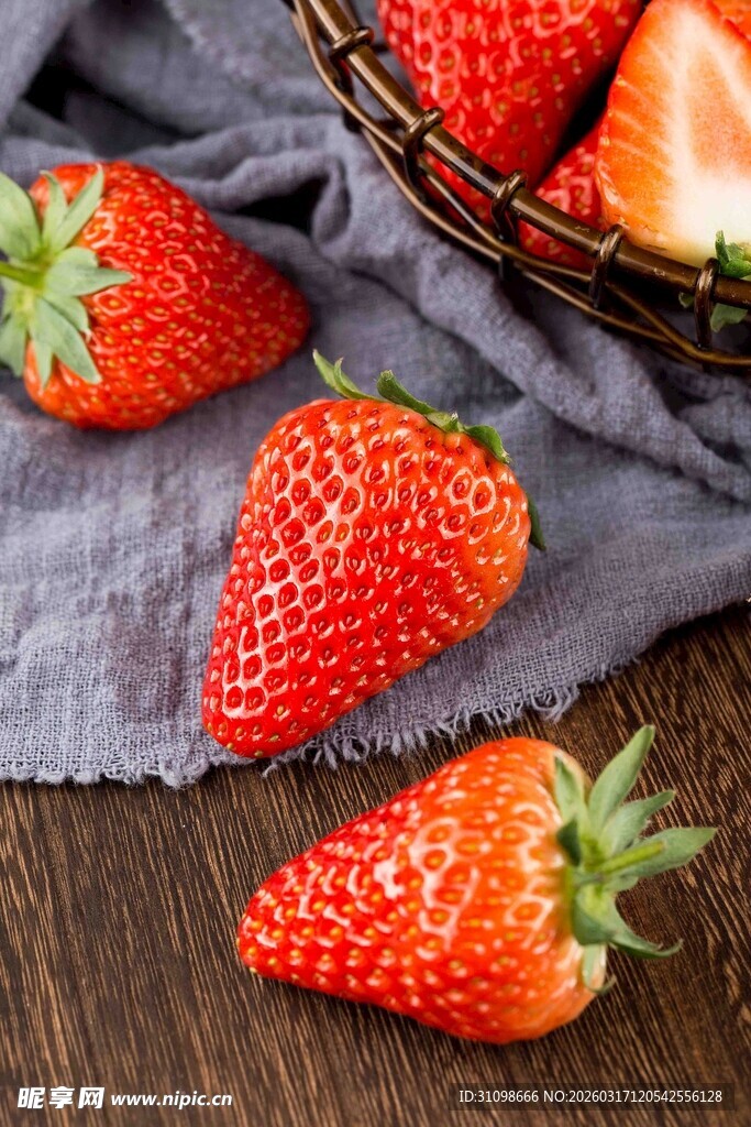 新鲜草莓摆放在木桌布上