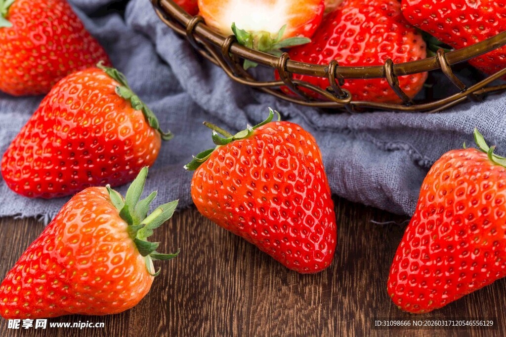 新鲜草莓摆放在木质桌面上
