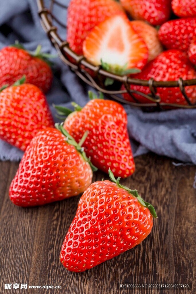 新鲜草莓散落木质桌面