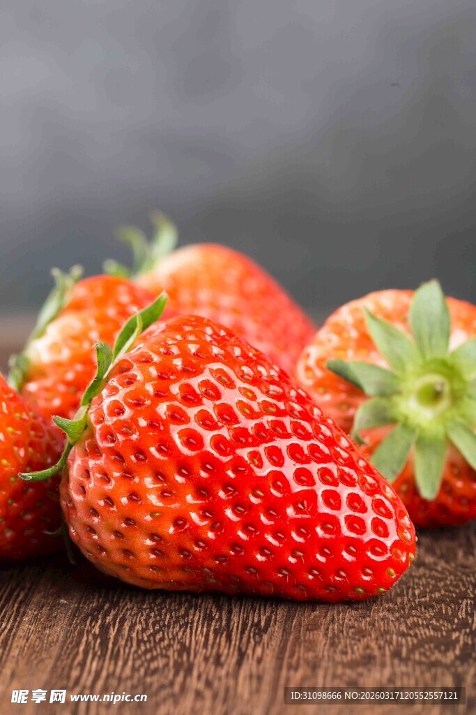 新鲜草莓摆放在木质表面