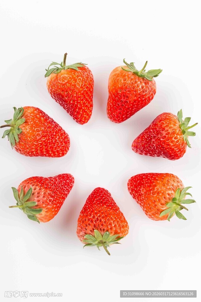 圆形排列的新鲜红草莓