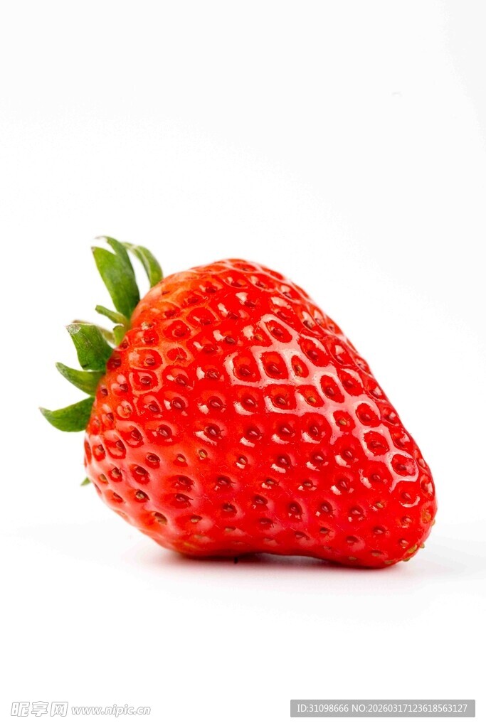 鲜红饱满的单颗新鲜草莓