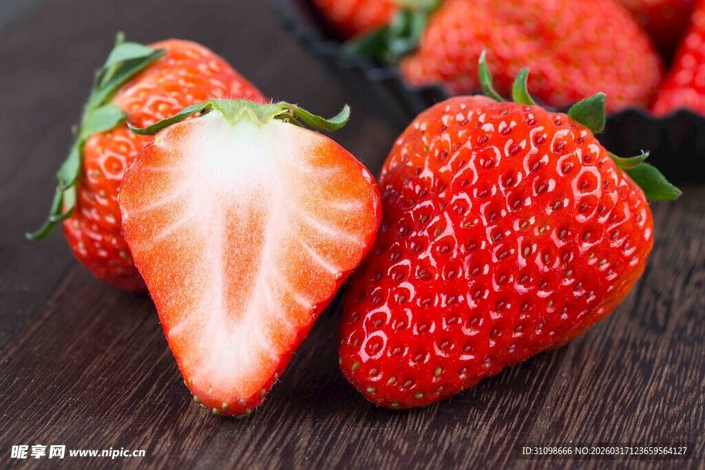 新鲜诱人的草莓特写