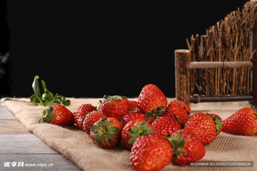 新鲜草莓摆放在木桌上