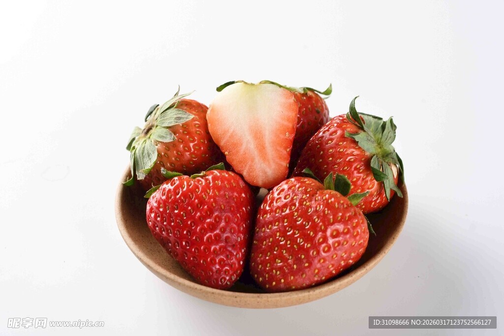 碗中新鲜草莓色泽诱人