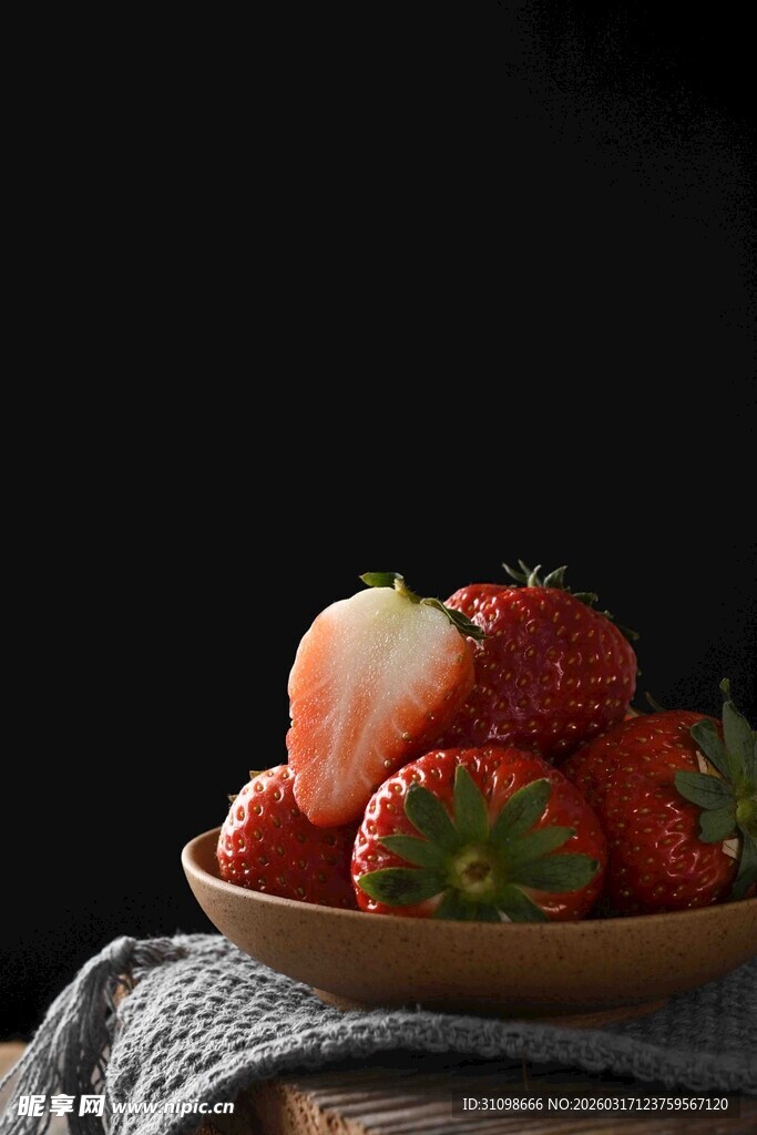 木碗中的新鲜草莓