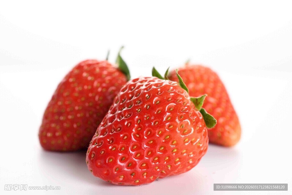 新鲜饱满的三颗红草莓