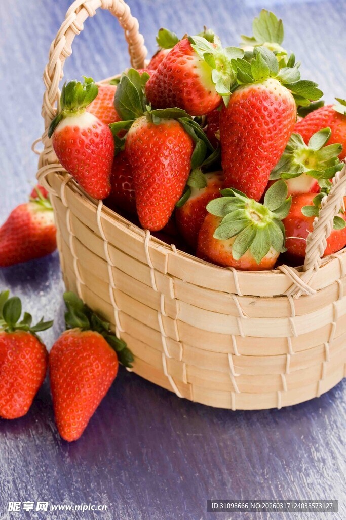 篮子里的新鲜草莓