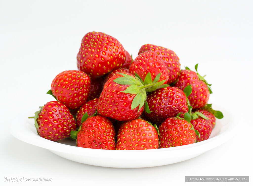 一盘新鲜诱人的红草莓