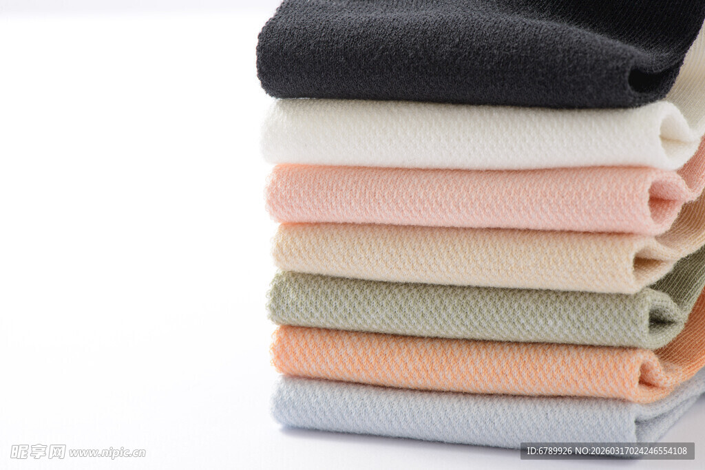 多彩叠放的时尚袜子