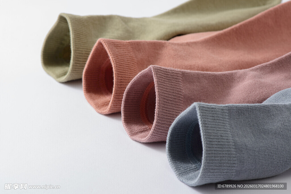 多彩袜子整齐排列展示