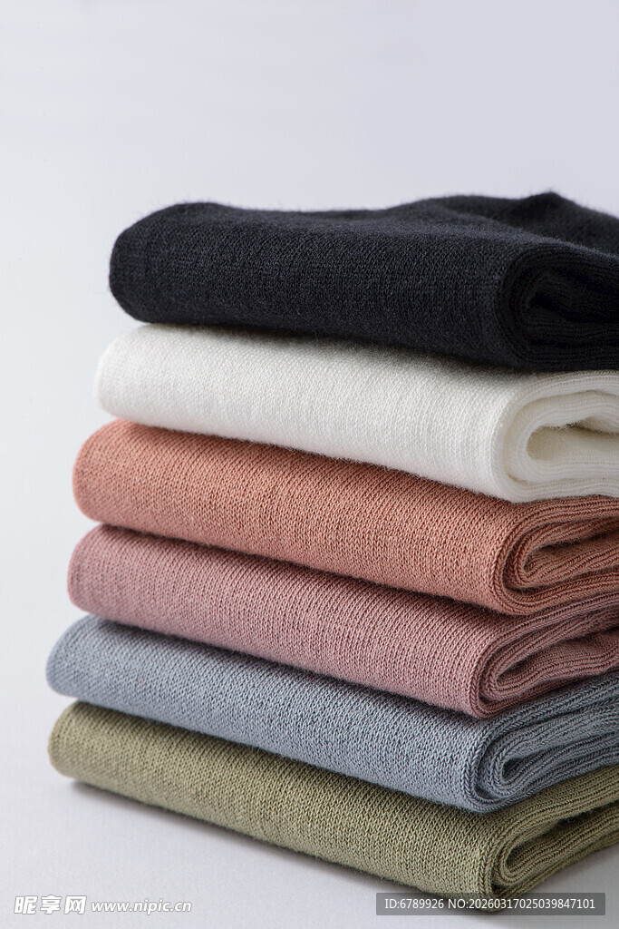 多彩叠放的柔软棉袜