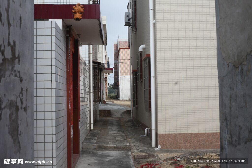 狭窄小巷的日常景象