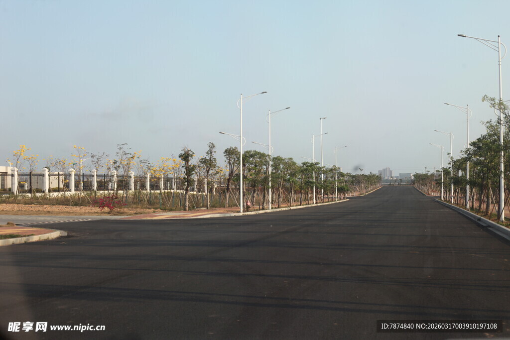 宽阔公路延伸向远方