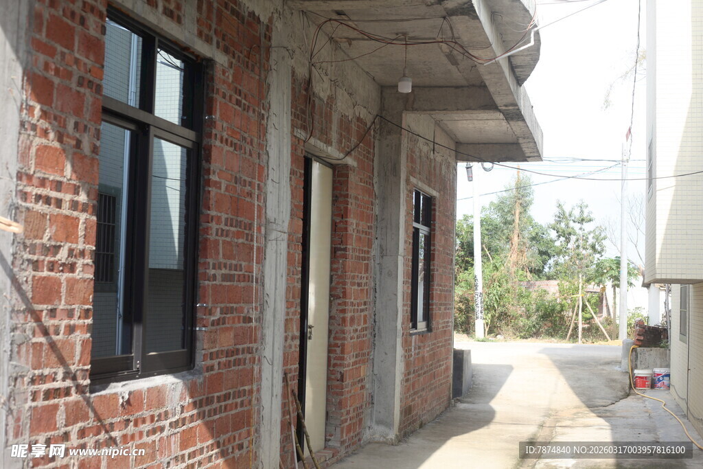 红砖房外的宁静小道