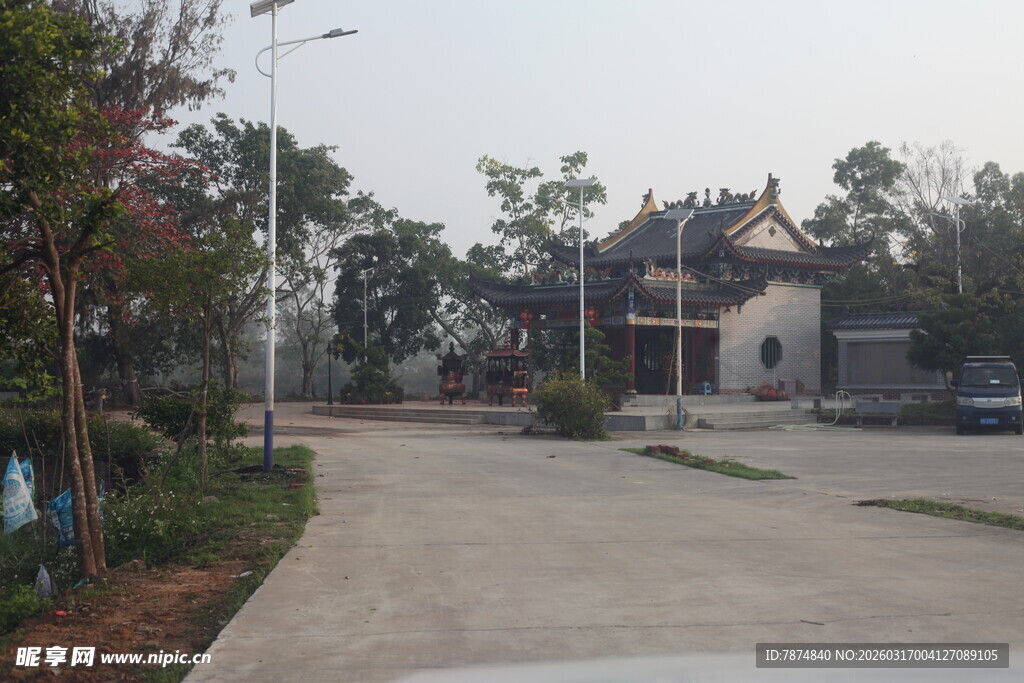 乡村宽敞道路与屋舍景观