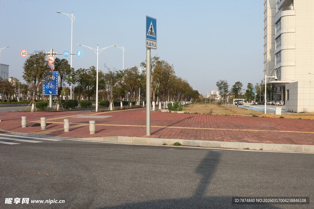 城市道路旁的景致