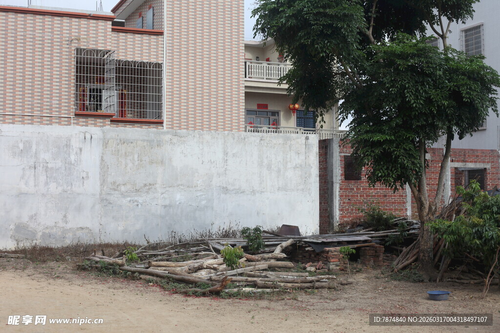 老旧墙边的绿植与杂物