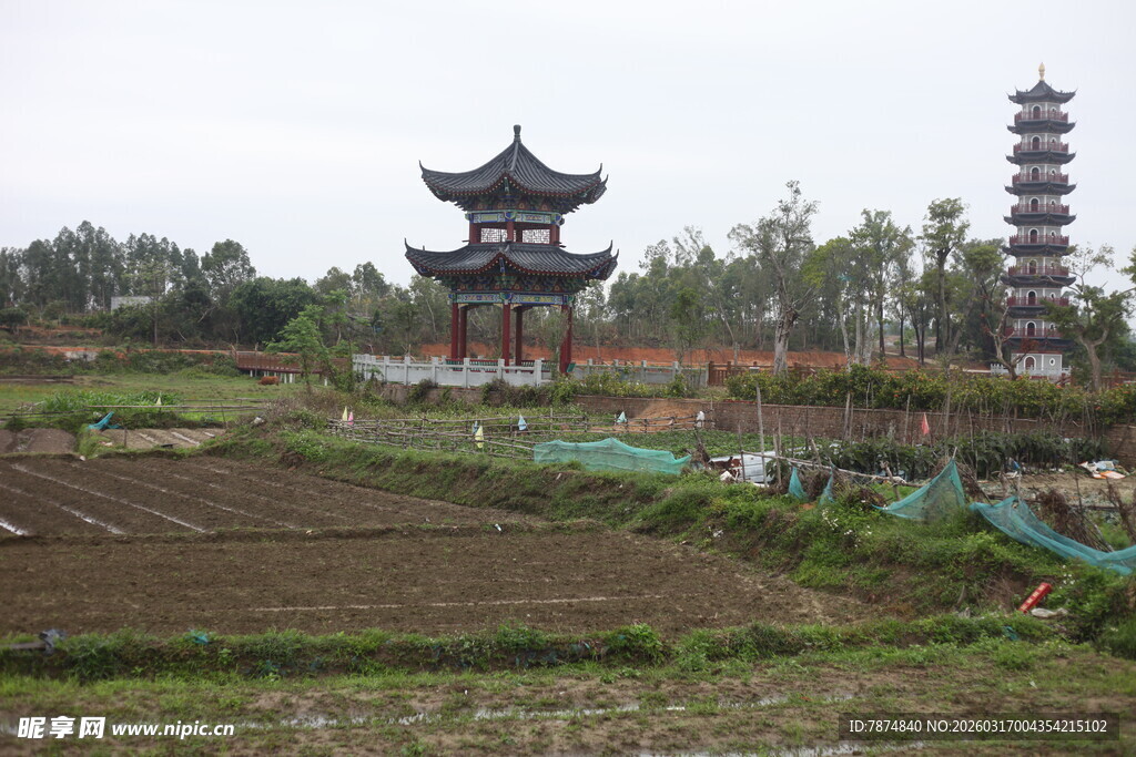 田野间的古建与高塔