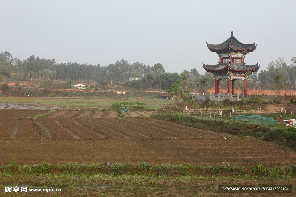 田野中的中式古亭