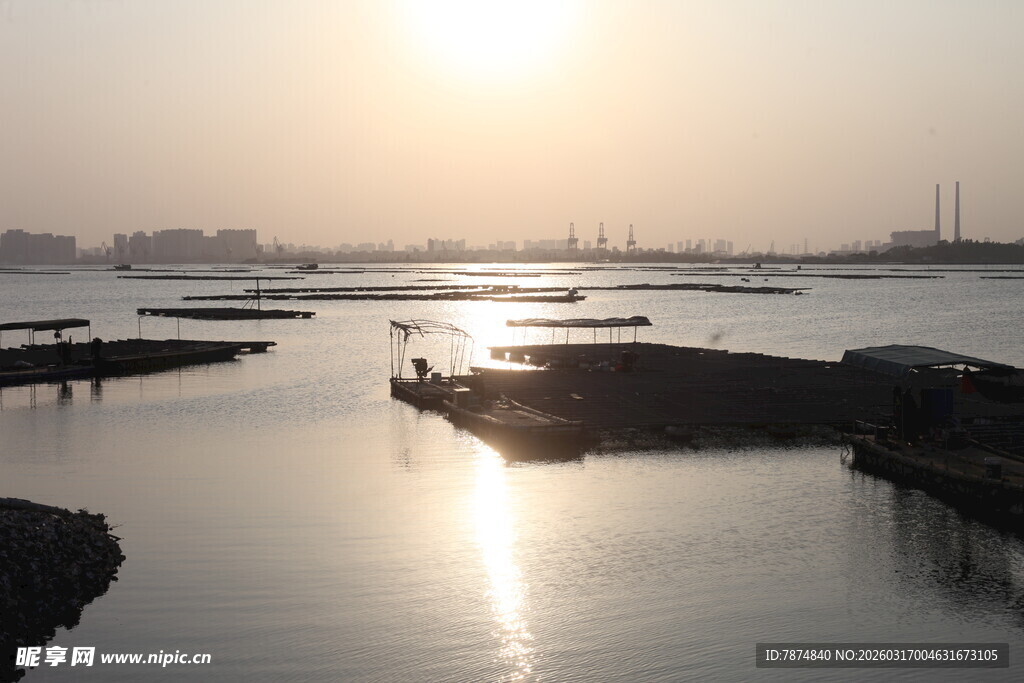 夕阳下的宁静港湾