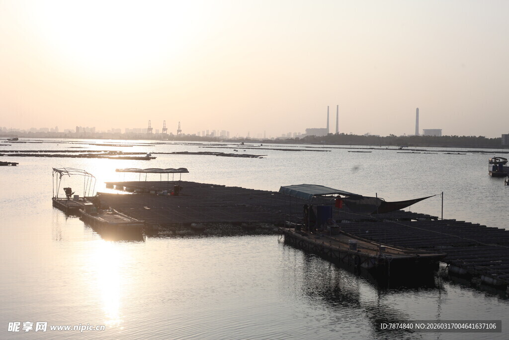 夕阳下的宁静水上停泊场景
