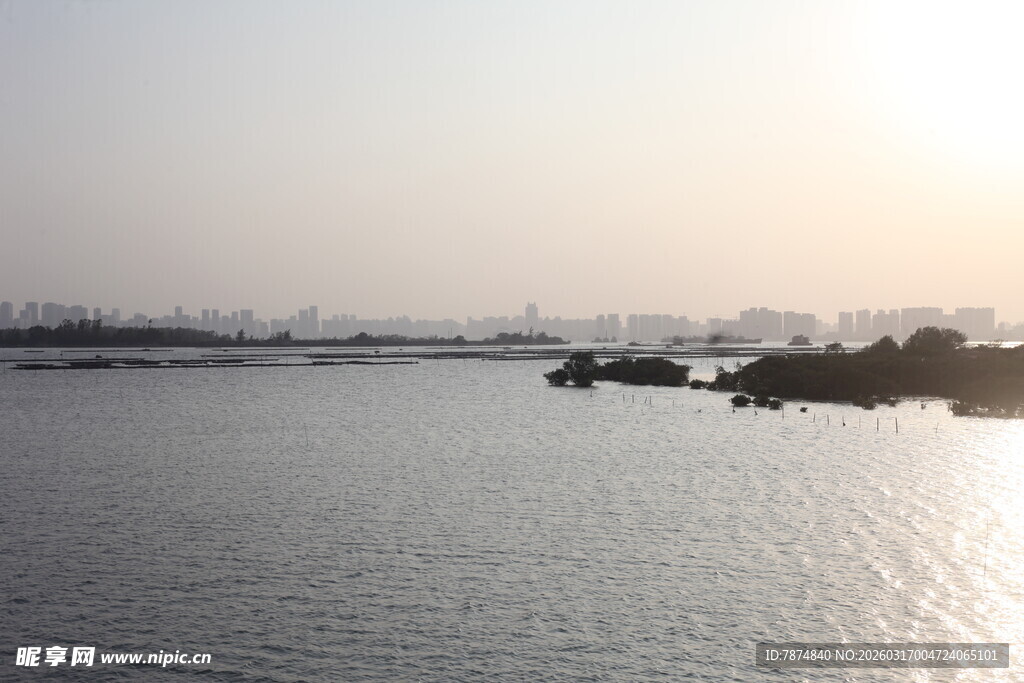 夕阳下的平静湖面
