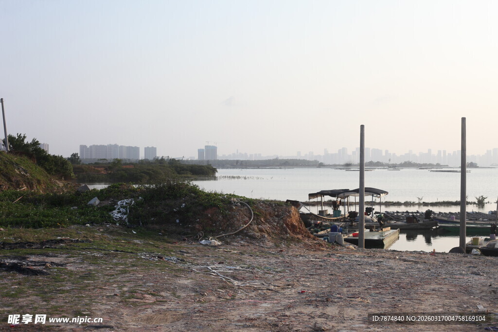 宁静河畔码头风景